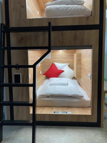Capsule Hostel Andel Centre Spirit Prága Kültér fotó