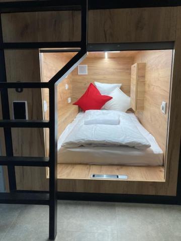 Capsule Hostel Andel Centre Spirit Prága Kültér fotó