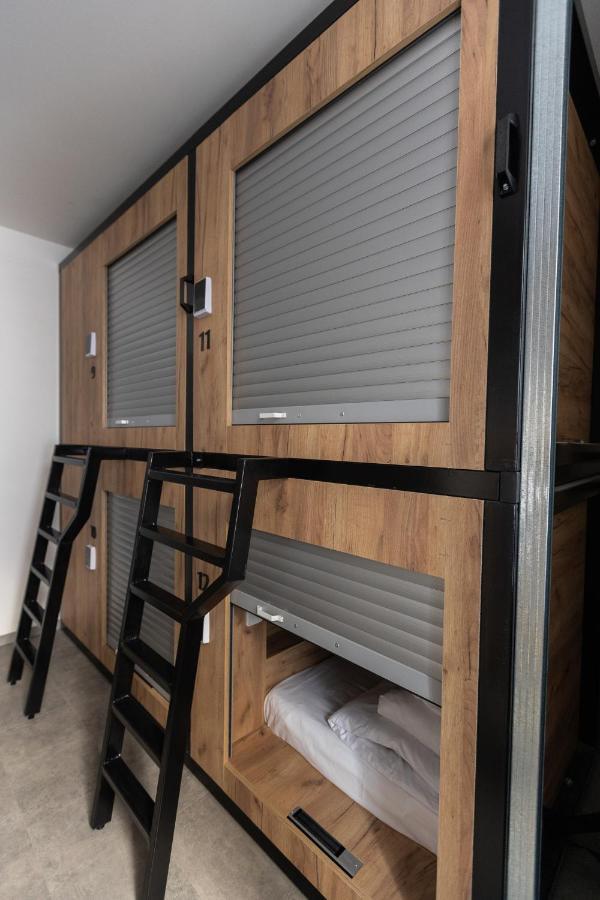 Capsule Hostel Andel Centre Spirit Prága Kültér fotó